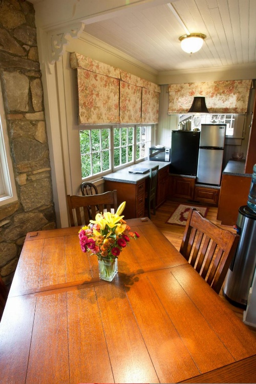 North Lodge on Oakland Bed and Breakfast image 4