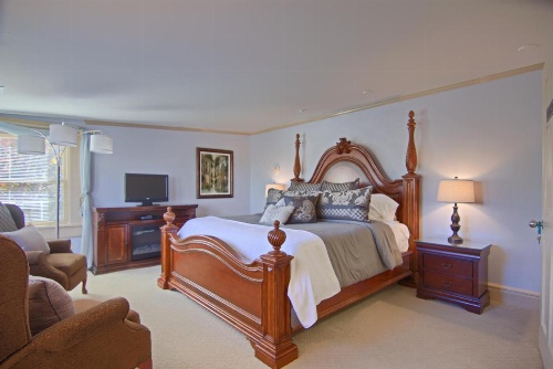 North Lodge on Oakland Bed and Breakfast image 9